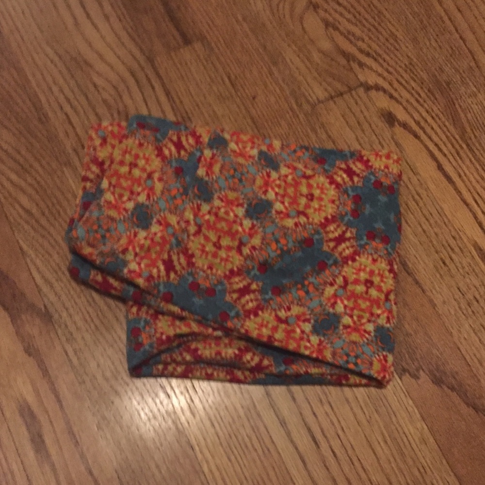 BUNDLE AND MAKE ME A OFFER ! OS LulaRoe leggings